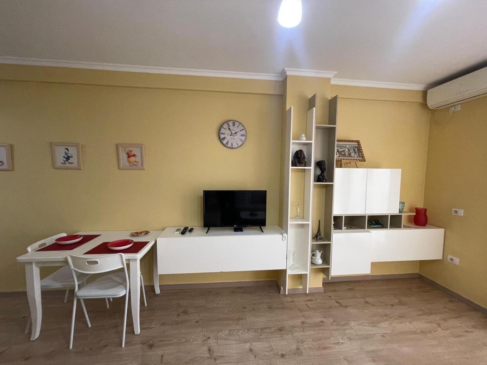 Ergi'S Host Apartment Tiranë Ngoại thất bức ảnh